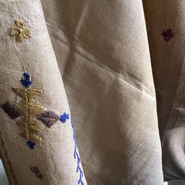 Etole en soie naturelle Tussar tissée main teintes naturelles et broderies main ultra légère | Tohora Luxembourg
