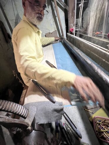 Artisan sur metier a tisser Inde Benares