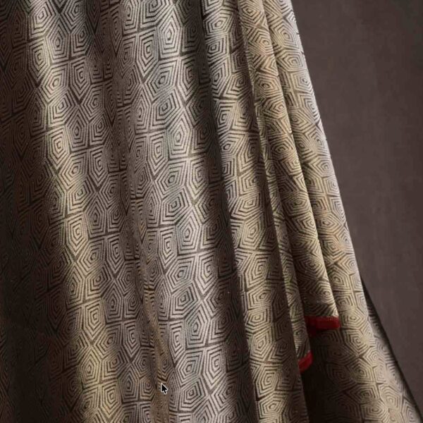 Tanchoi ultra design en soie de murier noir profond avec motifs HoneyComb en zari argenté tres haut de gamme pour la Nouvelle collection Tohora Benares Prestige Soie rare à commander