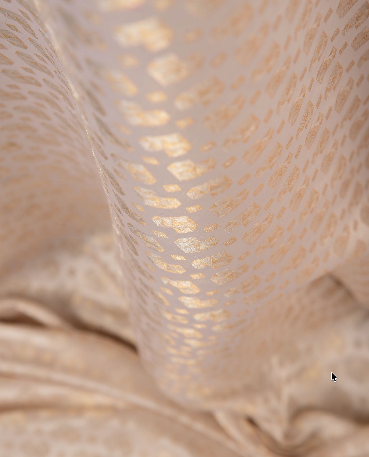 Tanchoi Soie de murier motifs coeur zari doré tissée main méthode ancestrale Nouvelle collection Tohora Benares Prestige