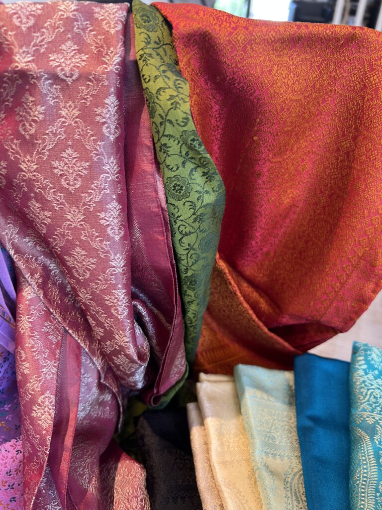 Etoles et foulards en soie de mûrier tissés main dans les ateliers Bénares en Inde | Tohora