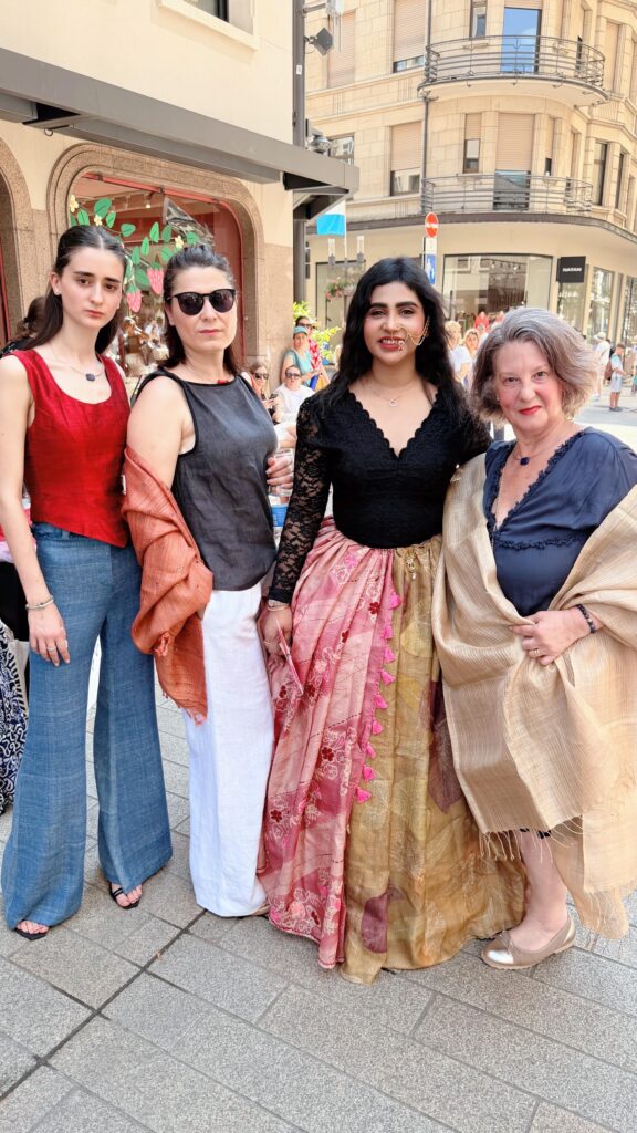 Tohora au Rebel Walk, 3e passage. De gauche a droite: Naiada en top soie de mûrier Dupion + Pantalon Eri + Collier MrGemStoneCowBoy, Eriselda Hoxha en Etolde Tussar miroirs + collier MrGemStoneCowBoay , Pooja en Jupe Tussar, Sabine Lehot enveloppée d'une étole XXL Muga dorée + collier MrGemStoneCowBoy