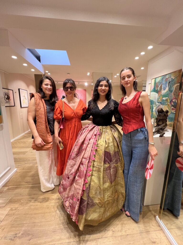 Backstage au frais dans l'Art Gallery de Martina Barbuto: Eriselda Hoxha, Fabiola Puga, Pooja et Naida et Sabine Lehot se préparent avant d'affronter les 35°C. Merci pour l'accueil