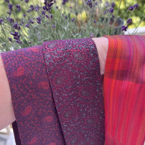 Twilly-soie-murier-tissee-main-benares-aubergine-paisley-sunset-tohora-fine-silk