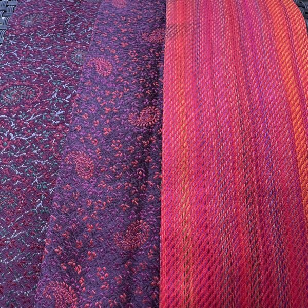 Twilly soie mûrier rouge aubergine paisley tissé main Tohora