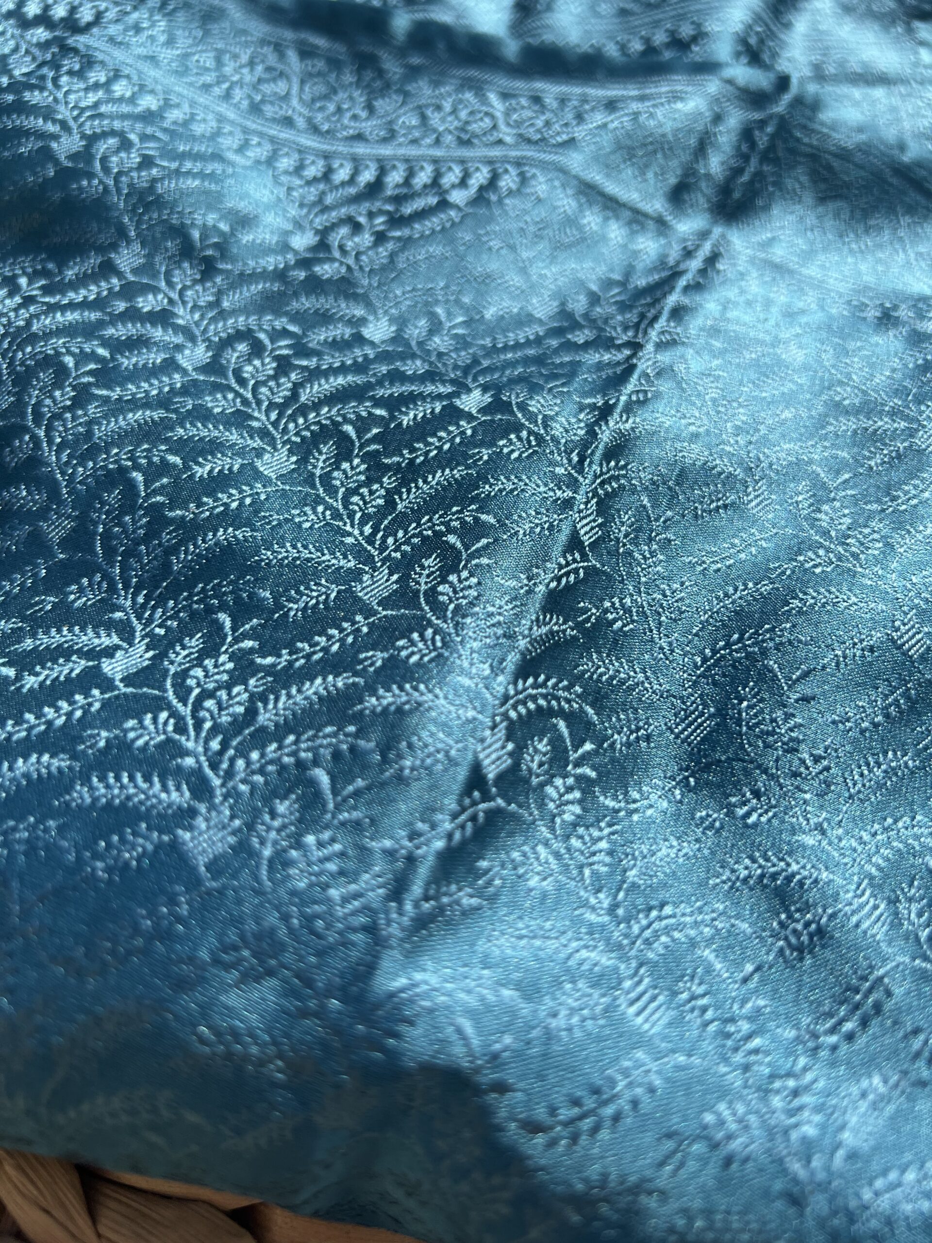 Carré Précieux Soie Tissé main 55 – Brin de Sagesse Bleu Intense