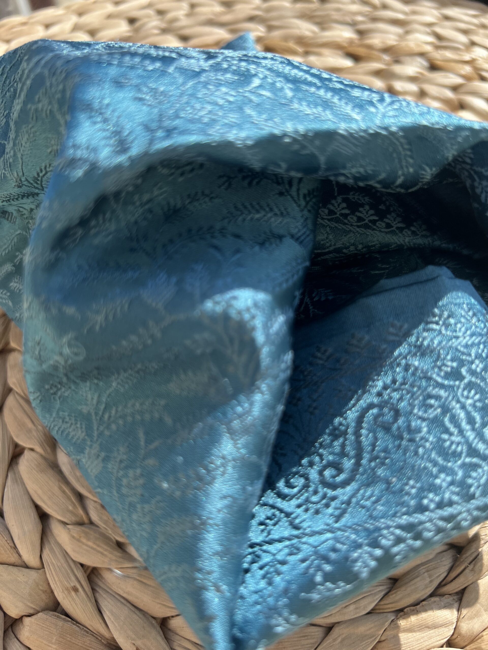 Carré Précieux Soie Tissé main 55 – Brin de Sagesse Bleu Intense