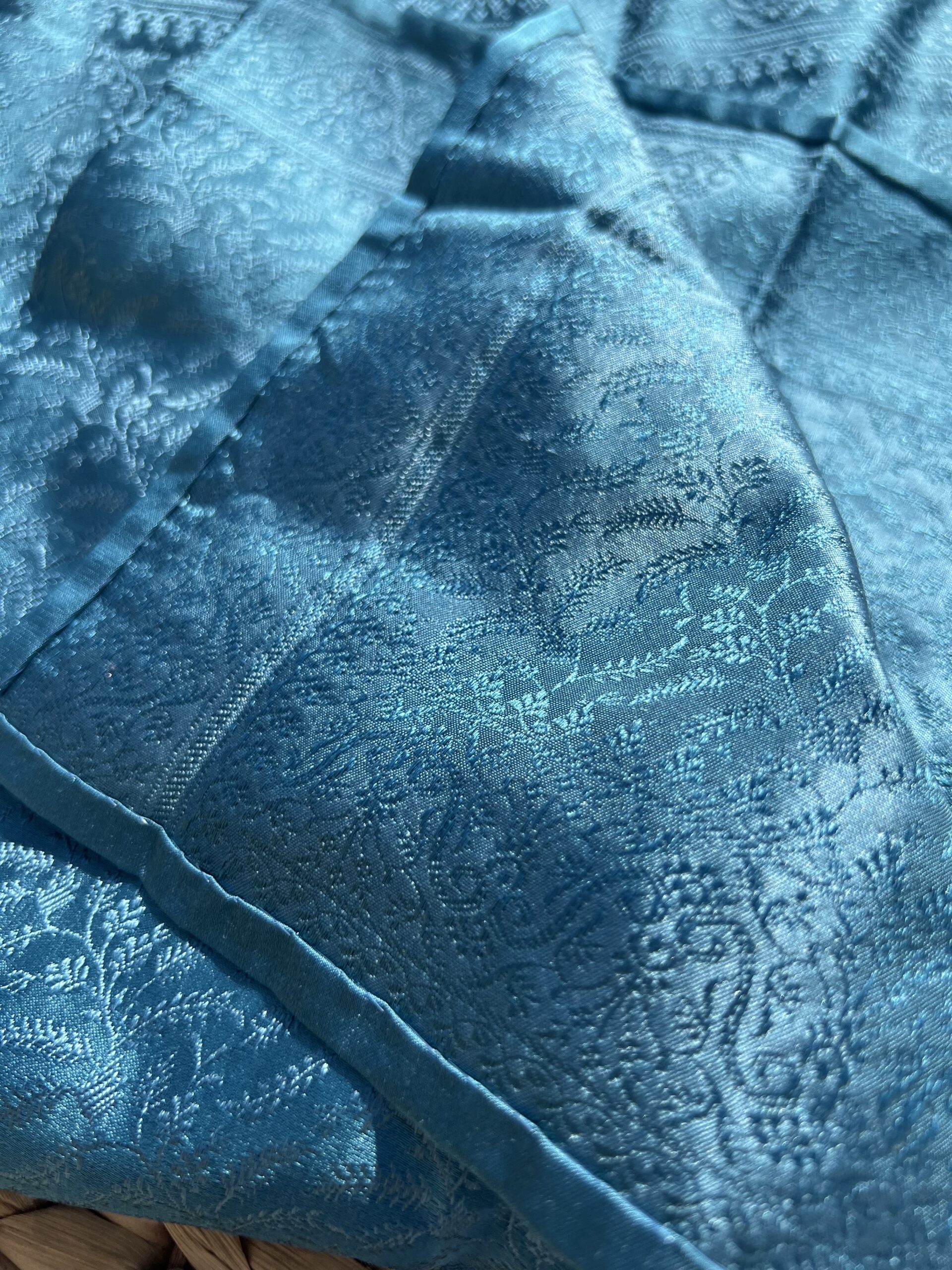 Carré Précieux Soie Tissé main 55 – Brin de Sagesse Bleu Intense