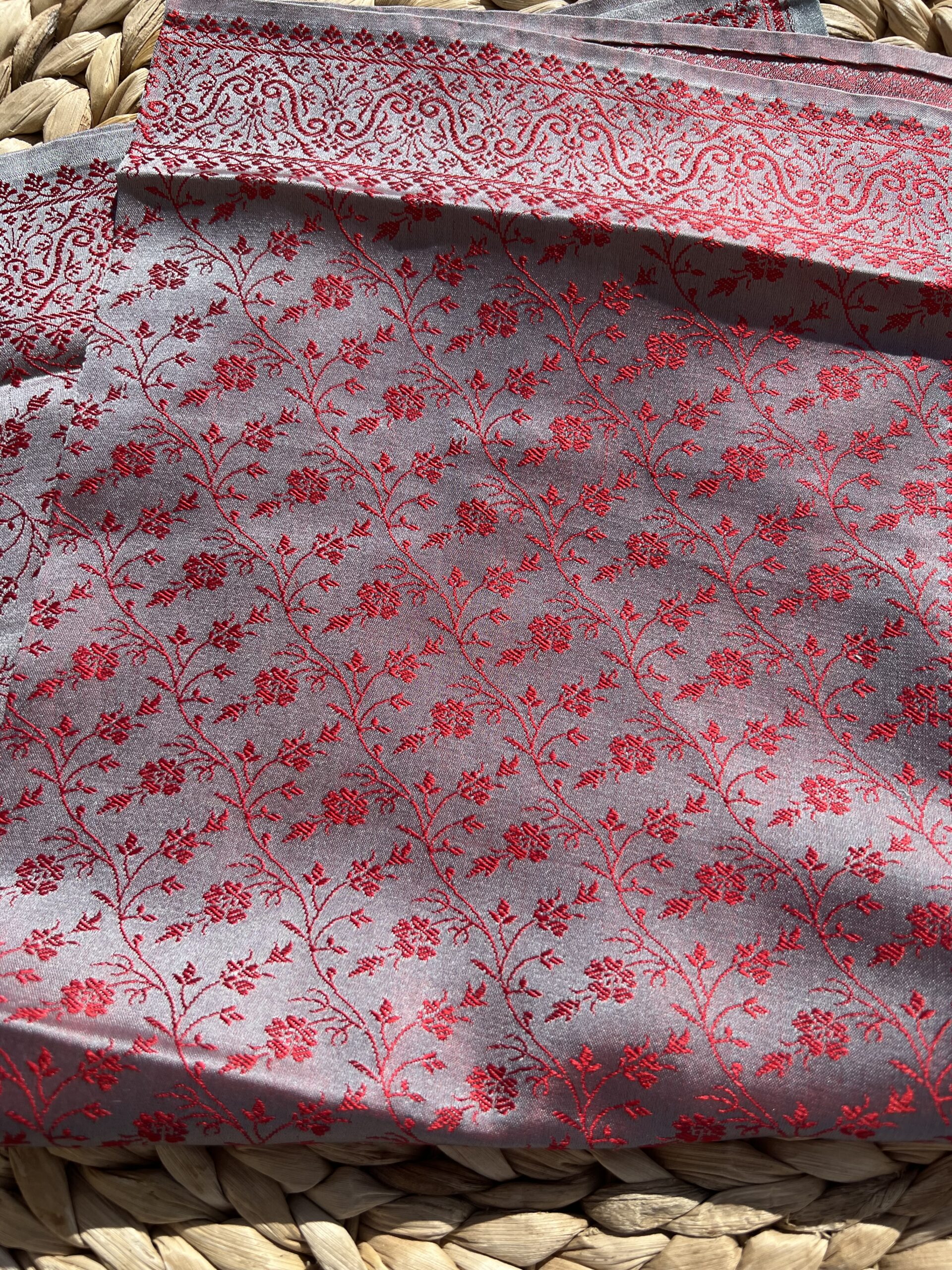 Carré Précieux Tohora soie tissé main 55 – Florelle Rouge & Argent