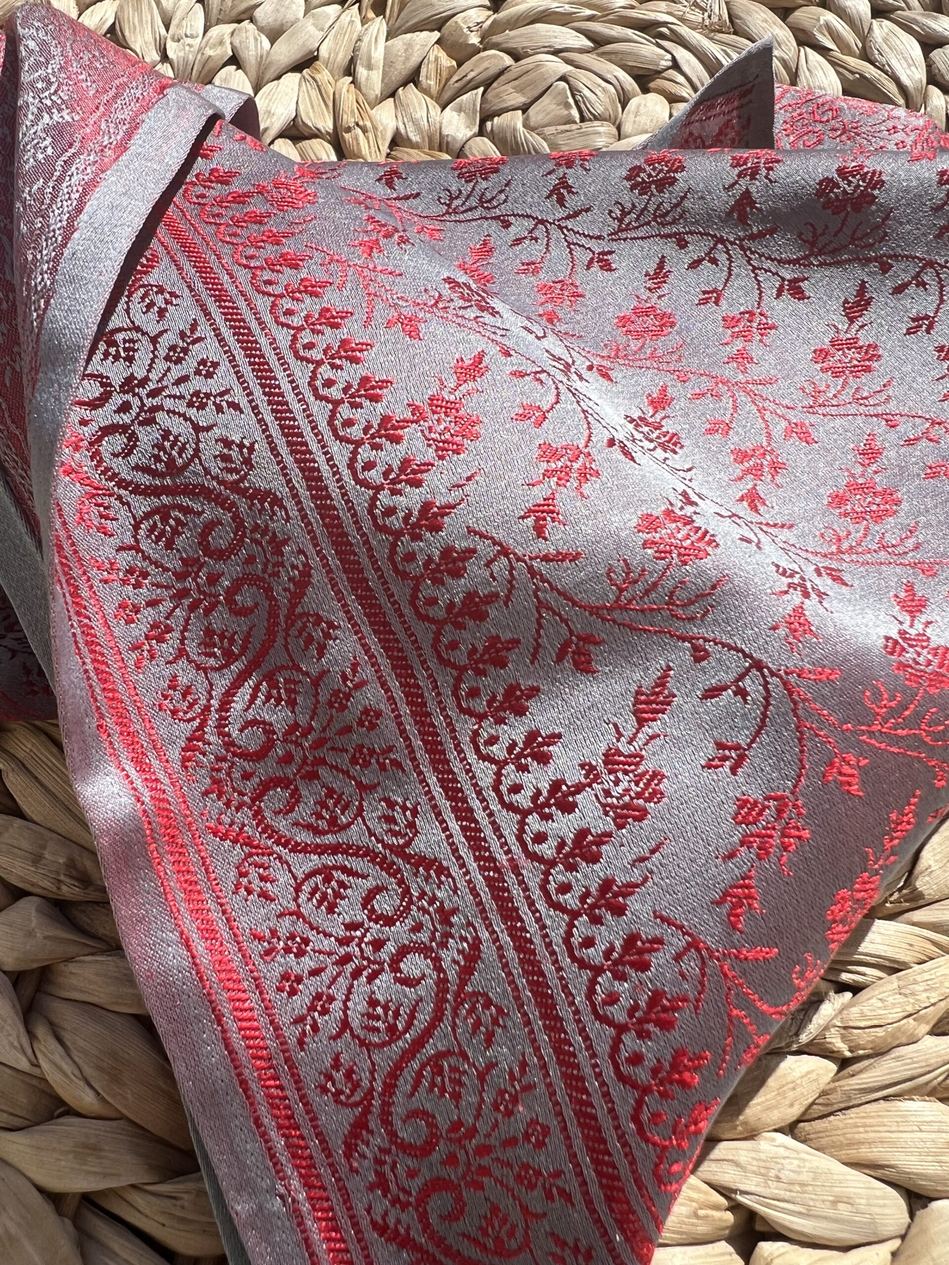 Carré Précieux soie tissé main 55 – Florelle Rouge & Argent | Tohora