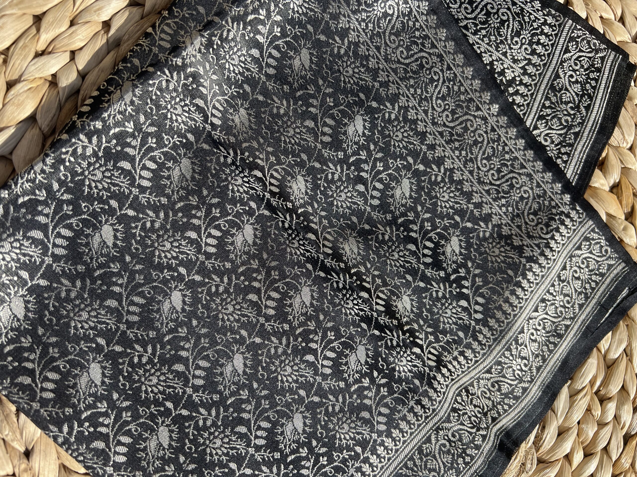 Carré Précieux soie de murier tissé main 55cm – Grenat Sauvage Noir | Tohora