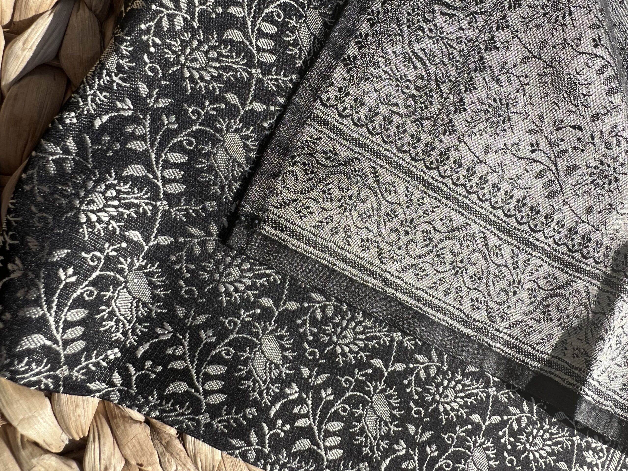 Carré Précieux 55 Soie Tissé Main – Grenat Sauvage Noir | Tohora