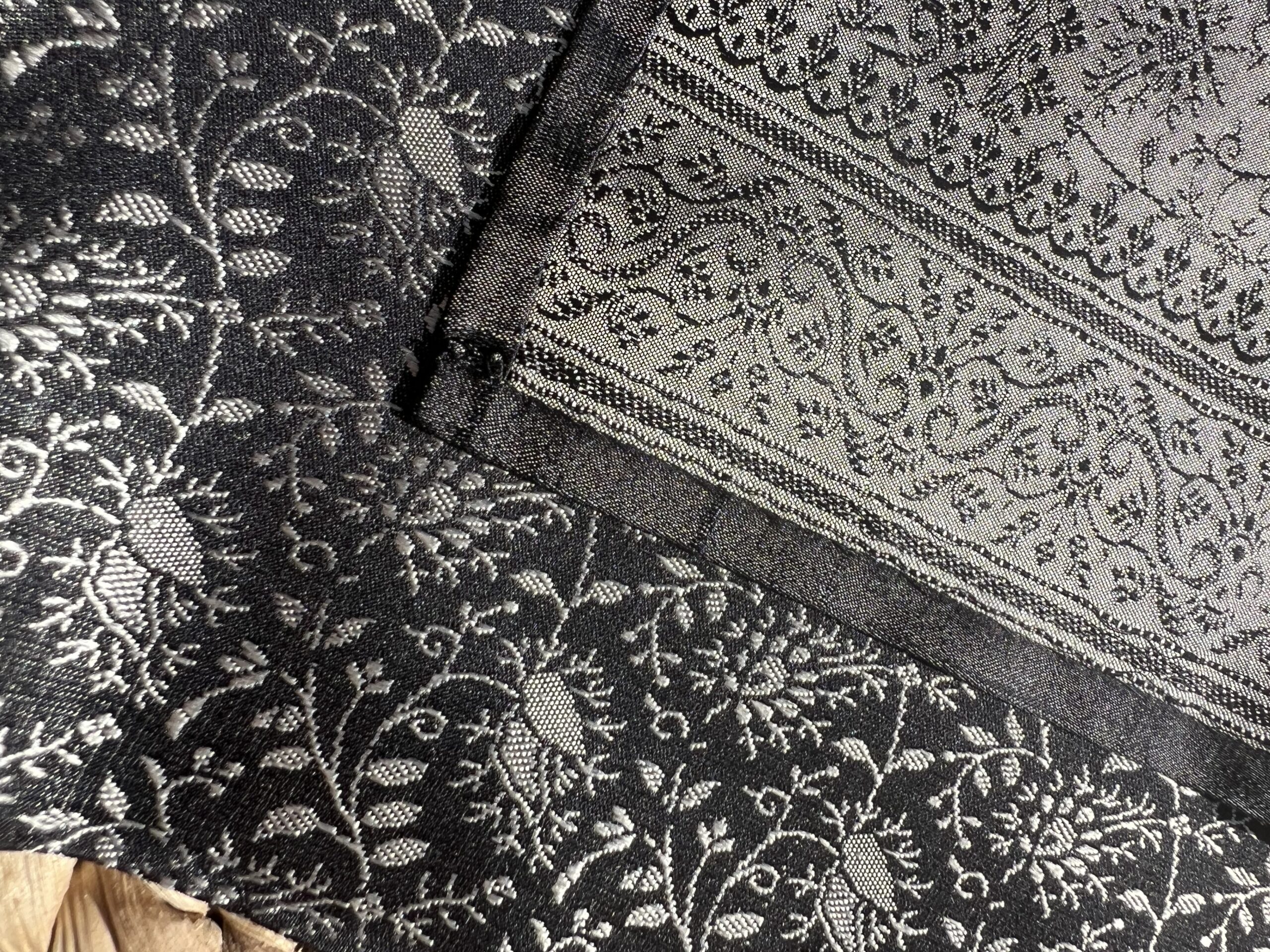 Carré Précieux soie Tissé main 55cm de coté – Grenat Sauvage Noir | Tohora