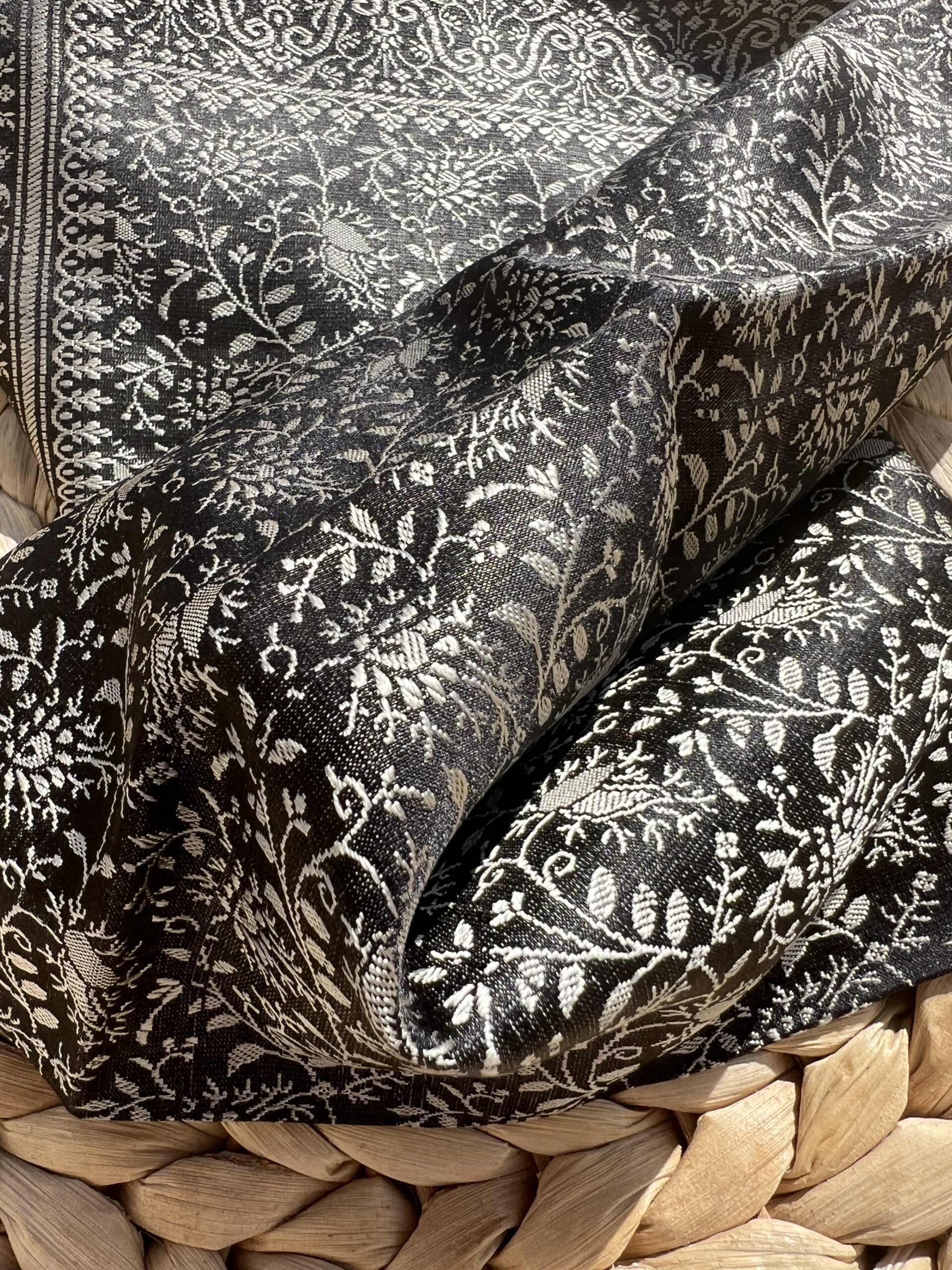 Carré Précieux Soie Tissé main 55cm – Grenat Sauvage Noir | Tohora