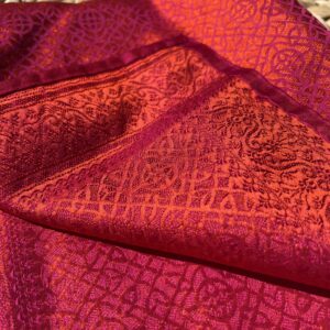 Reflets bicolores orange cuivré et pourpre du motif jacquard géométrique Mandala Byzantin sur le carré de soie Tohora