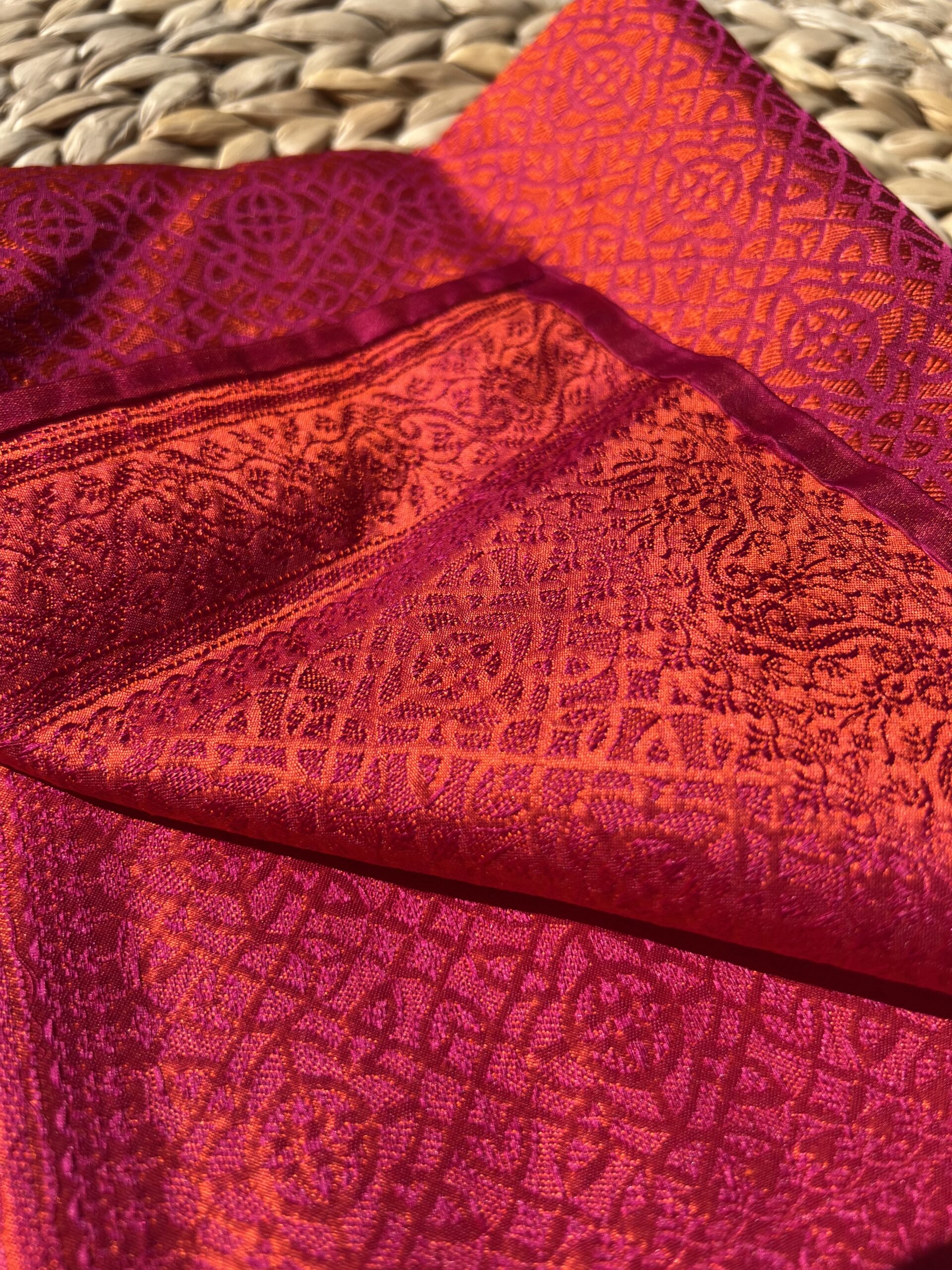 Reflets bicolores orange cuivré et pourpre du motif jacquard géométrique Mandala Byzantin sur le carré de soie Tohora