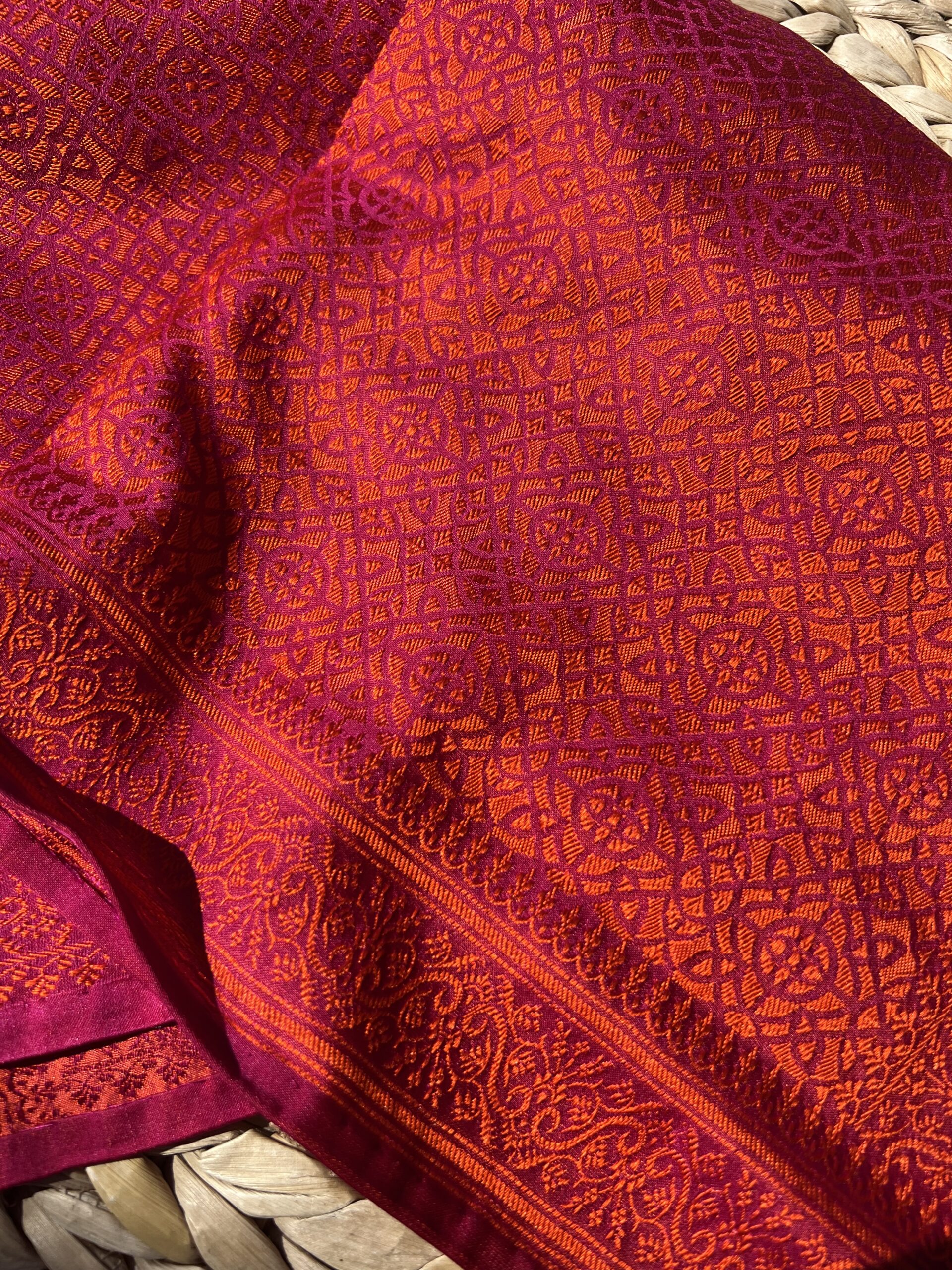 Reflets bicolores orange cuivré et pourpre du motif jacquard géométrique Mandala Byzantin sur le carré de soie Tohora