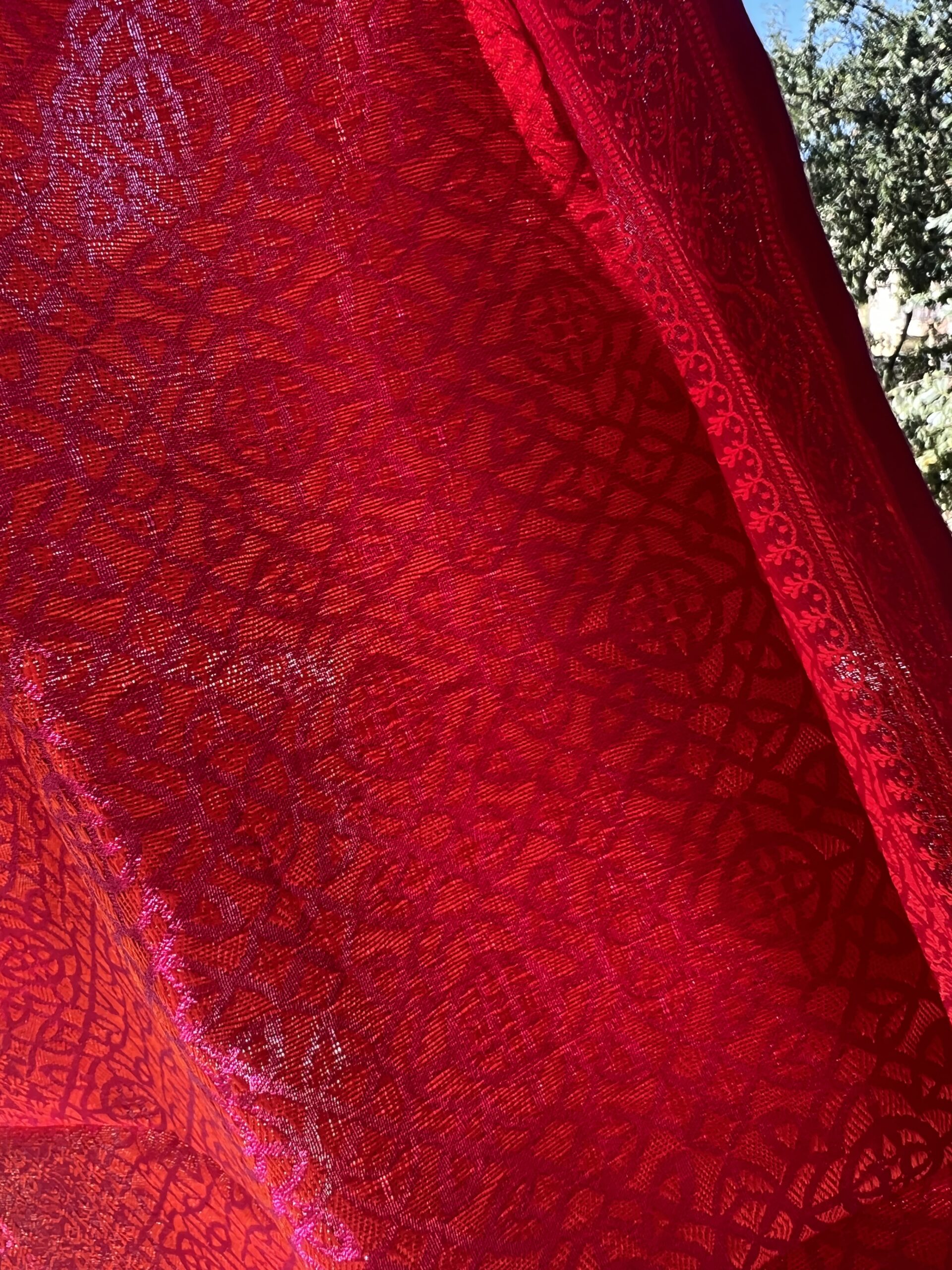 Reflets bicolores orange cuivré et pourpre du motif jacquard géométrique Mandala Byzantin sur le carré de soie Tohora