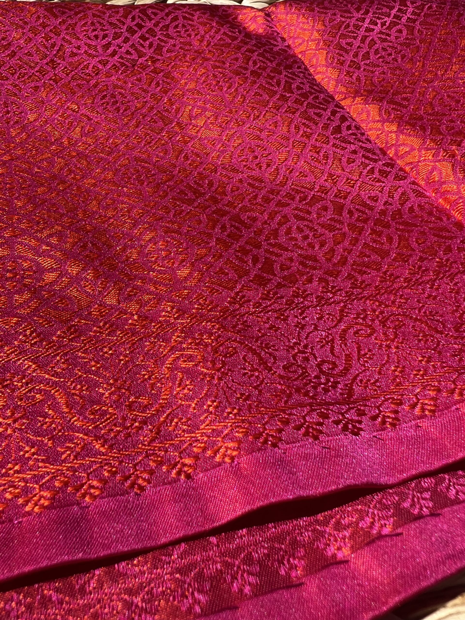 Reflets bicolores orange cuivré et pourpre du motif jacquard géométrique Mandala Byzantin sur le carré de soie Tohora
