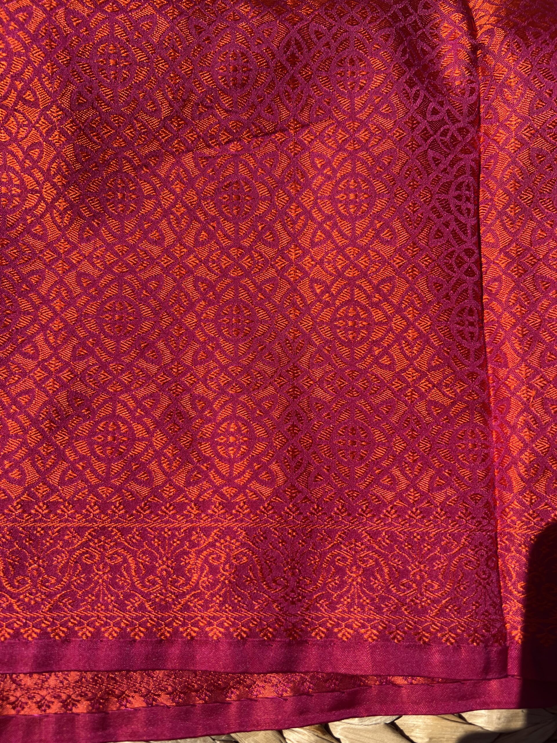 Reflets bicolores orange cuivré et pourpre du motif jacquard géométrique Mandala Byzantin sur le carré de soie Tohora