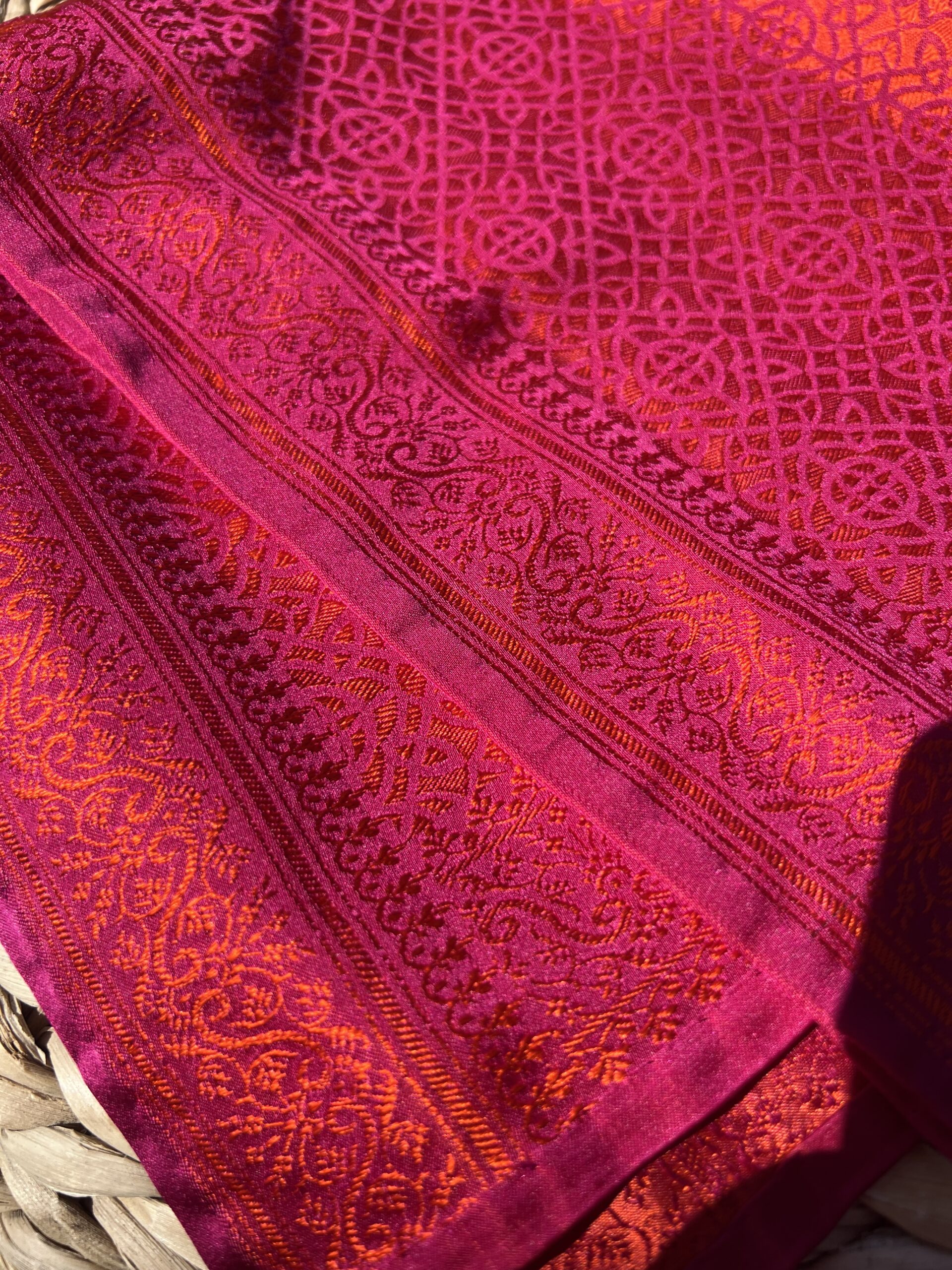 Reflets bicolores orange cuivré et pourpre du motif jacquard géométrique Mandala Byzantin sur le carré de soie Tohora