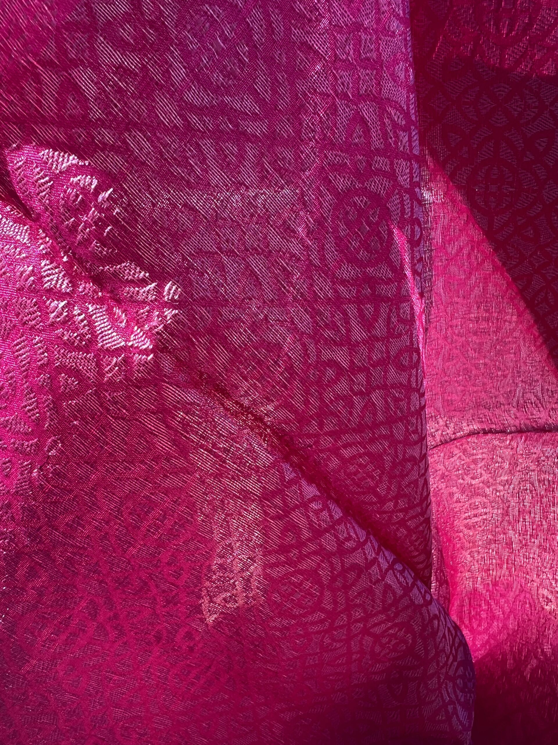 Gros plan lumineux sur le nouveau motif jacquard géométrique Mandala Byzantin du carré en soie de mûrier fuchsia Tohora.