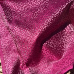 Gros plan lumineux sur le nouveau motif jacquard géométrique Mandala Byzantin du carré en soie de mûrier fuchsia Tohora.