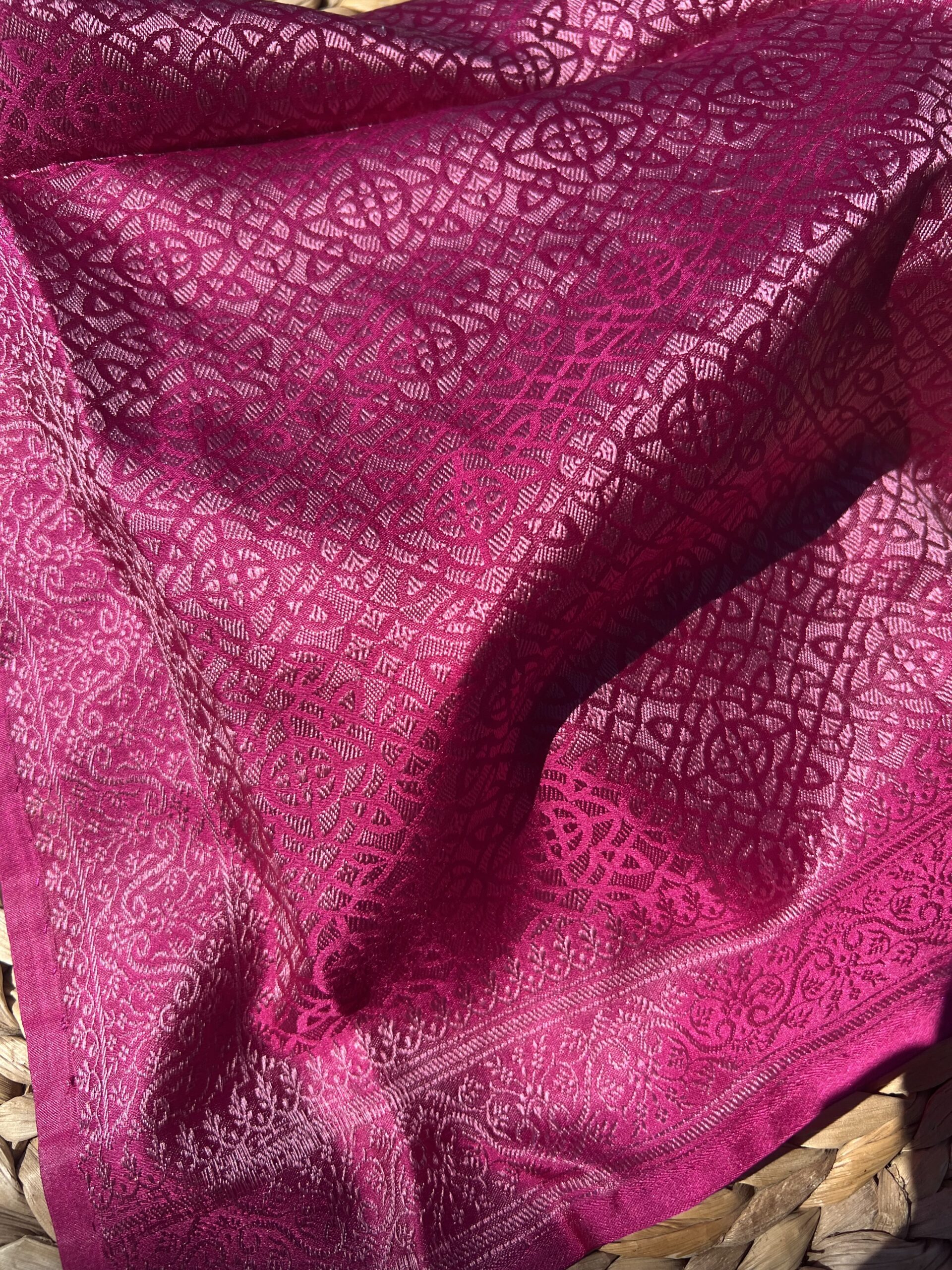 Gros plan lumineux sur le nouveau motif jacquard géométrique Mandala Byzantin du carré en soie de mûrier fuchsia Tohora.