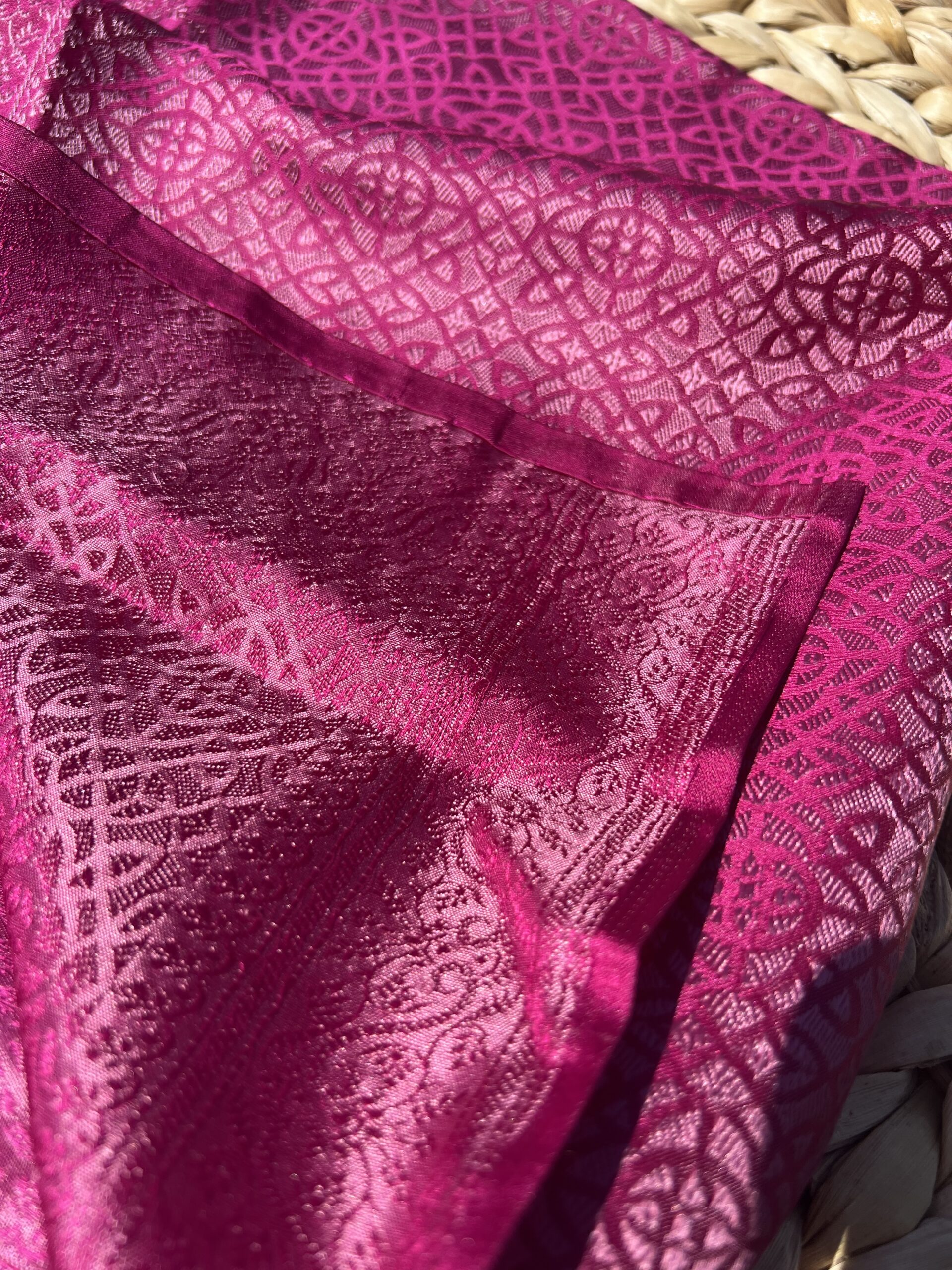 Gros plan lumineux sur le nouveau motif jacquard géométrique Mandala Byzantin du carré en soie de mûrier fuchsia Tohora.