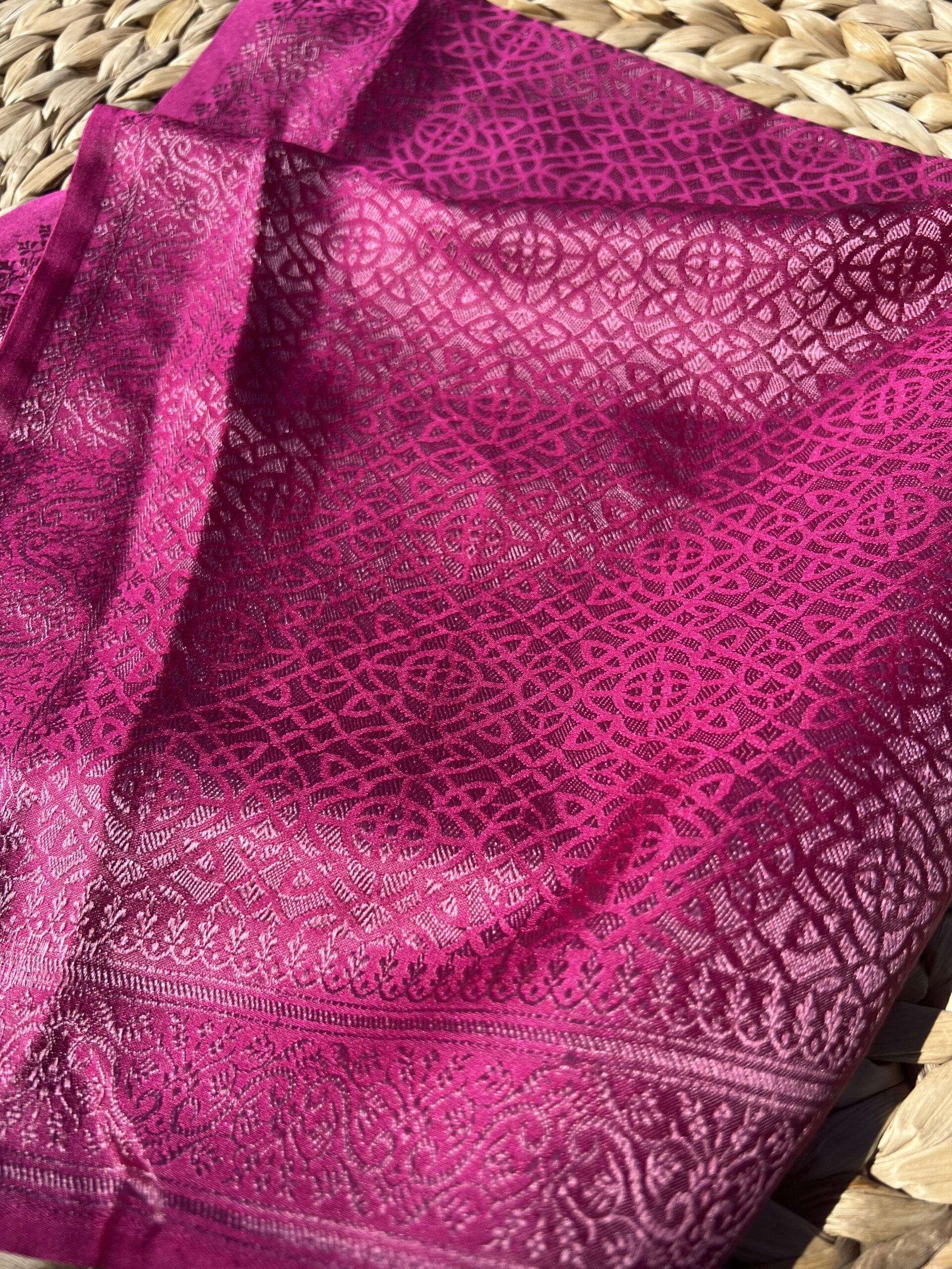 Gros plan lumineux sur le nouveau motif jacquard géométrique Mandala Byzantin du carré en soie de mûrier fuchsia Tohora.