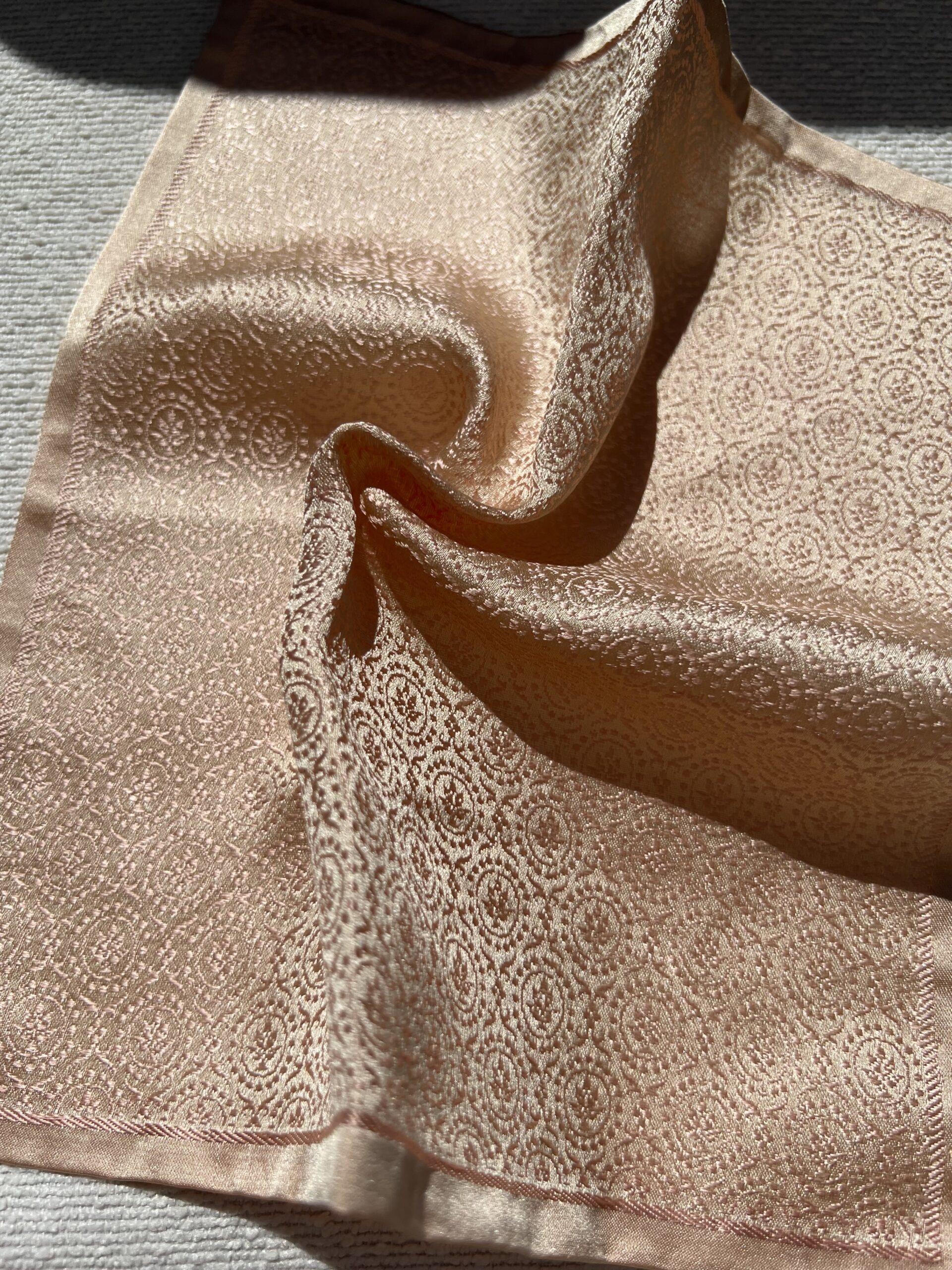 Carré Précieux 26 – Poudre de Soleil & Rosaces Éternelles Tissé Main | Tohora