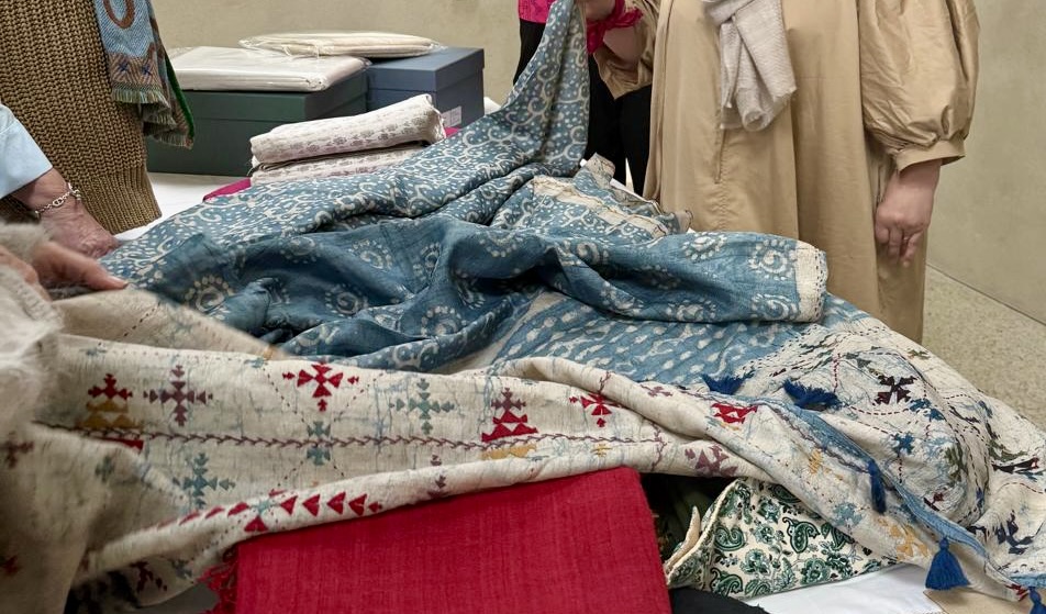 Sélection de soies tissées main lors d'un rendez-vous showroom privé, motifs et couleurs variés