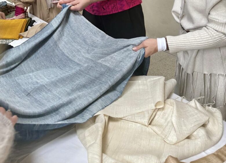 Showroom comment choisir son tissu en soie Tissé main | Tohora