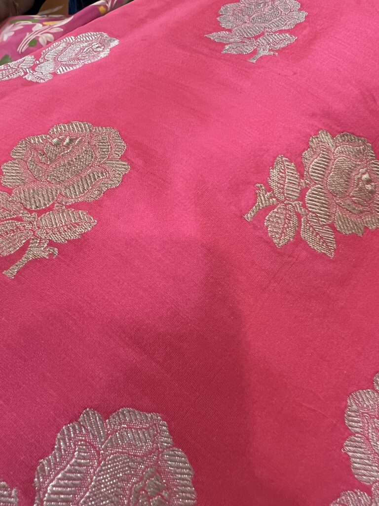 Soie Benares rose motif roses Tissé main | Tohora