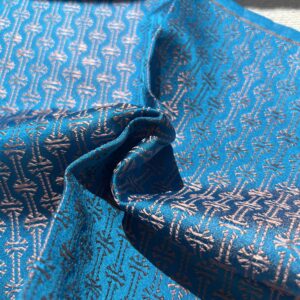 Carré de poche précieux Tohora 26 cm en soie de mûrier bleu paon avec motifs géométriques en relief couleur bronze rosé tissés main