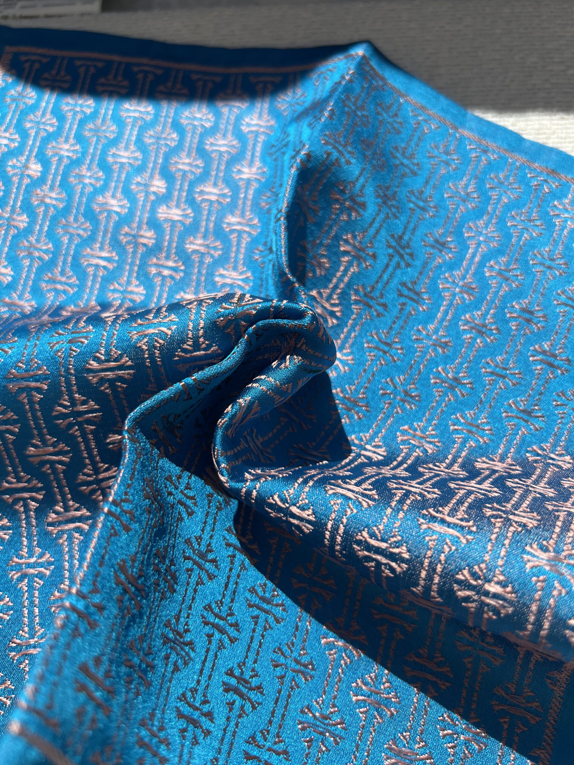 Carré de poche précieux Tohora 26 cm en soie de mûrier bleu paon avec motifs géométriques en relief couleur bronze rosé tissés main