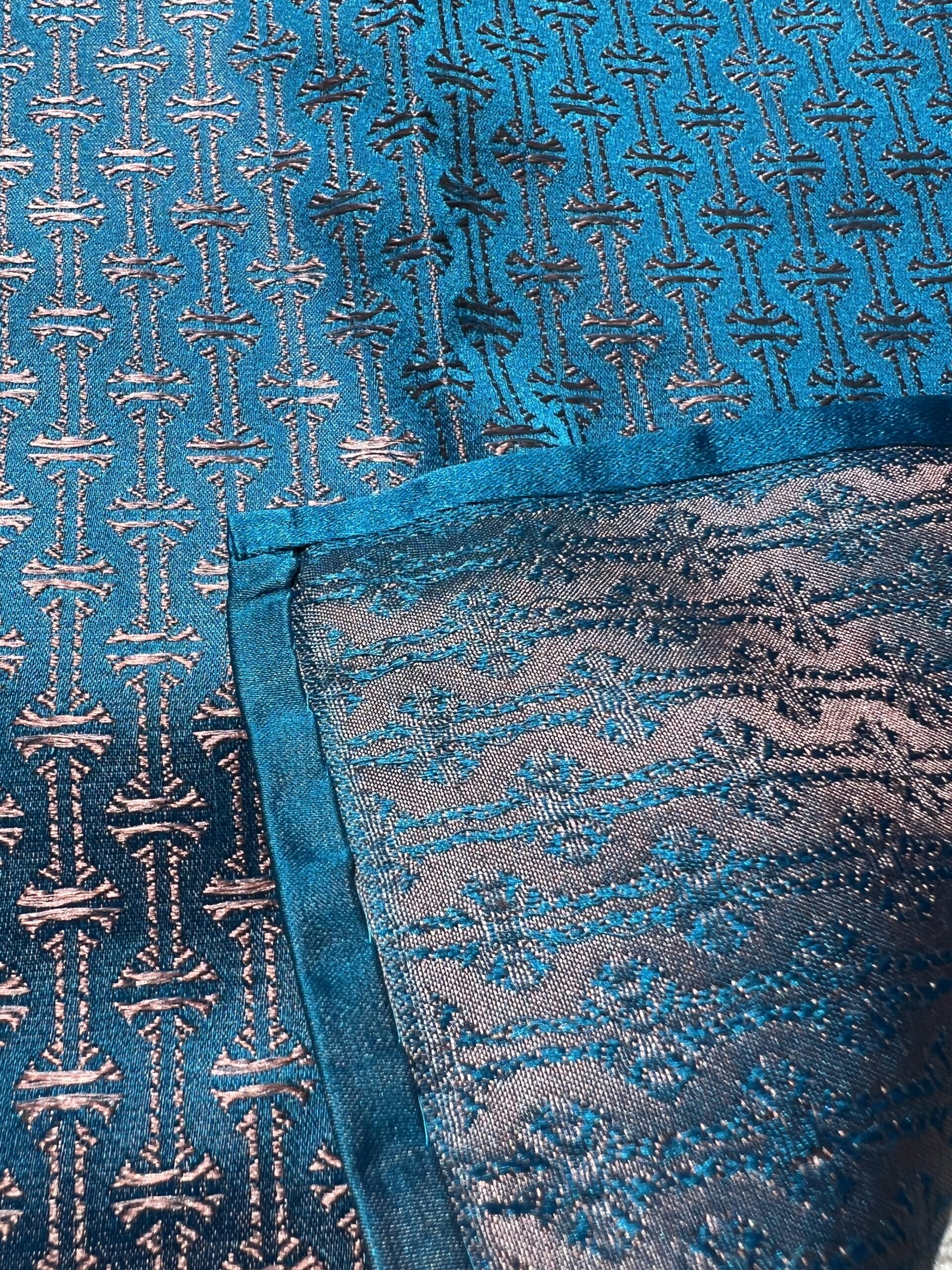 Carré de poche précieux Tohora 26 cm en soie de mûrier bleu paon avec motifs géométriques en relief couleur bronze rosé tissés main