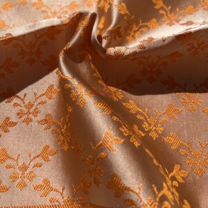 Carré de poche précieux Tohora 26 cm en soie de mûrier orange abricot avec motifs de guirlandes de fleurs mandarine tissées main