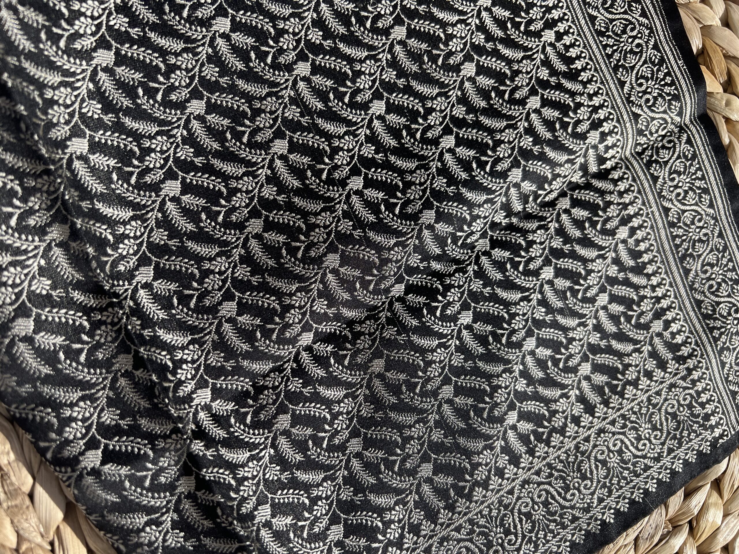 carré précieux soie Tissé main 55cm – Brin de Sagesse Noir | Tohora