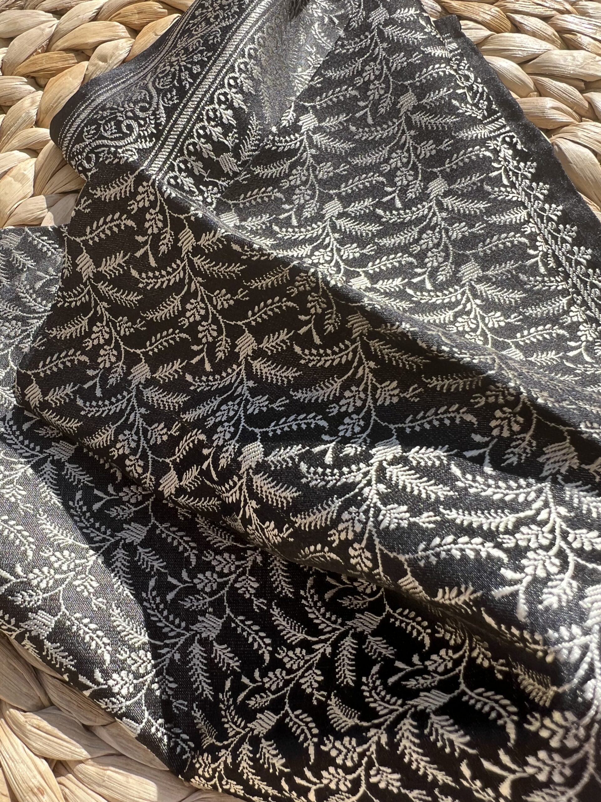 carré précieux soie Tissé main 55cm – Brin de Sagesse Noir | Tohora