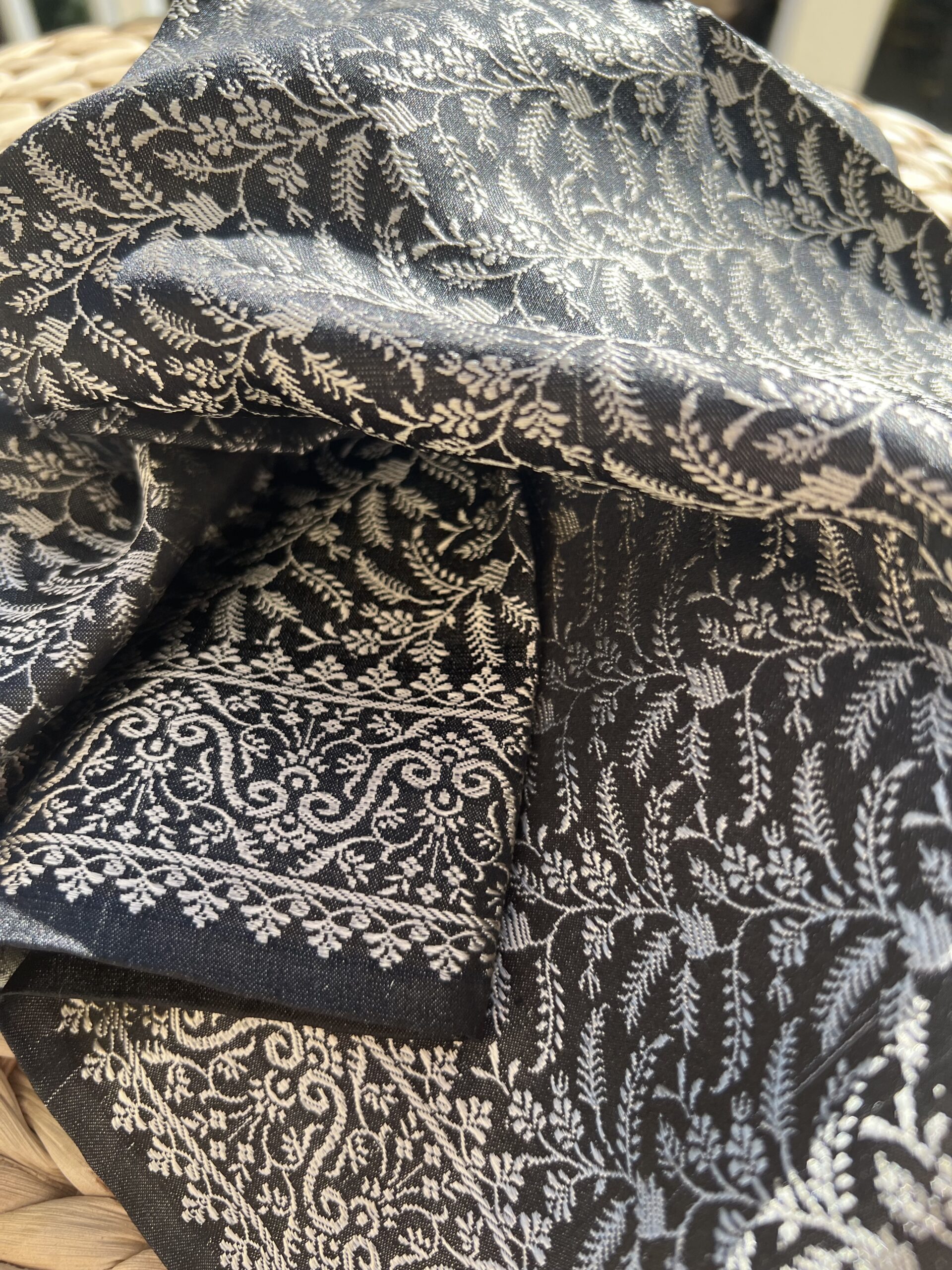 carré précieux soie Tissé main 55cm – Brin de Sagesse Noir | Tohora