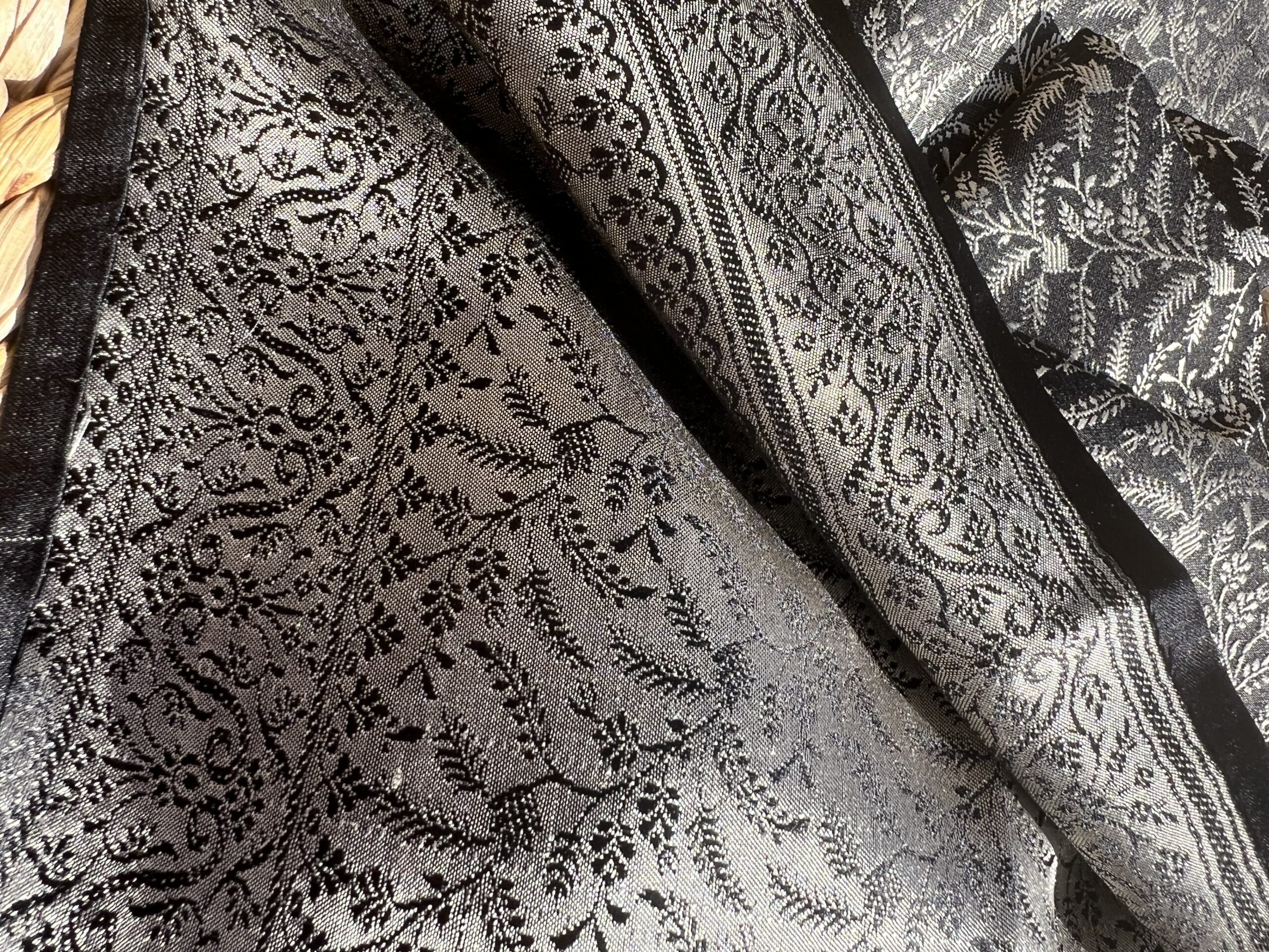 carré précieux soie Tissé main 55cm – Brin de Sagesse Noir | Tohora