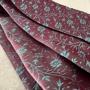 Twilly en soie de mûrier Tohora 80x5cm tissé main bicolore rouge grenat et fleurs turquoise en relief